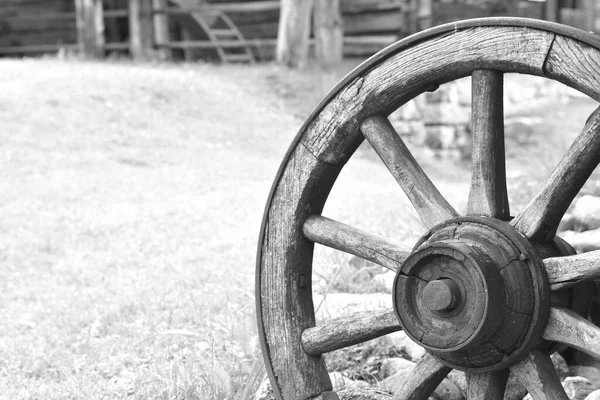 Grayscale Záběr Starého Dřevěného Kola Venku — Stock fotografie