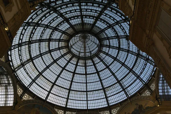 Milan Włochy Września 2019 Kopuła Dachowa Żelaza Szkła Galleria Vittorio — Zdjęcie stockowe