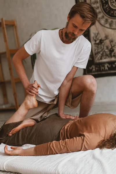 Jovem Massagista Barbudo Caucasiano Uma Mulher Fazendo Exercícios Massagem Ioga — Fotografia de Stock