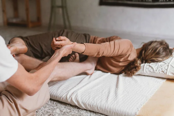 Jovem Massagista Caucasiano Uma Mulher Fazendo Exercícios Massagem Ioga Tailandesa — Fotografia de Stock