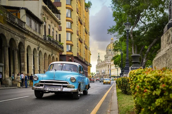 Habana Cuba Września 2021 Stary Klasyczny Niebieski Samochód Ulicy Hawany — Zdjęcie stockowe