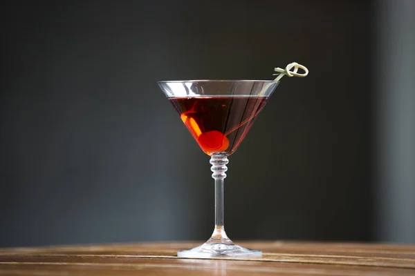 Gros Plan Verre Cocktail Alcool Rouge Avec Une Cerise Sur — Photo