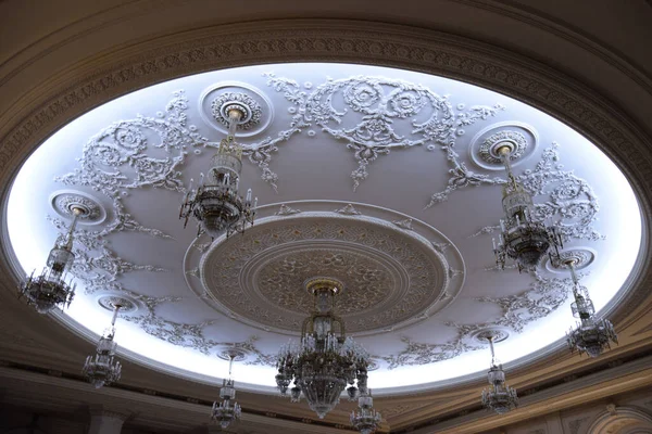 Les Beaux Lustres Décoratifs Verre Suspendus Sur Plafond Rond — Photo