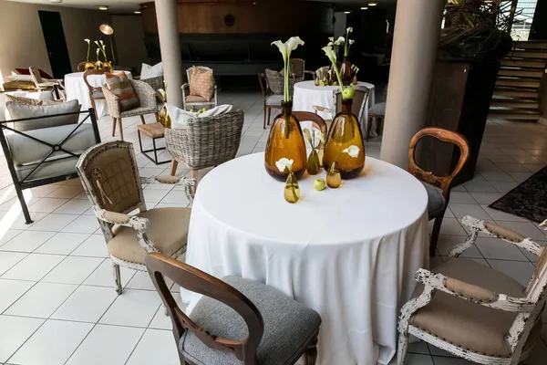 Intérieur Restaurant Avec Des Tables Décorées Fleurs Dans Des Vases — Photo