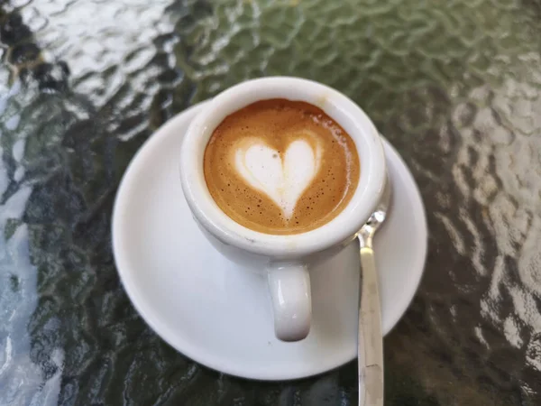 Sebuah Gambar Closeup Dari Cappuccino Dalam Bentuk Jantung Meja Kaca — Stok Foto