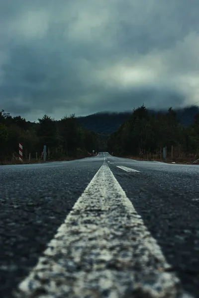 Décor Étrange Une Autoroute Vide Travers Les Bois Sous Lourds — Photo