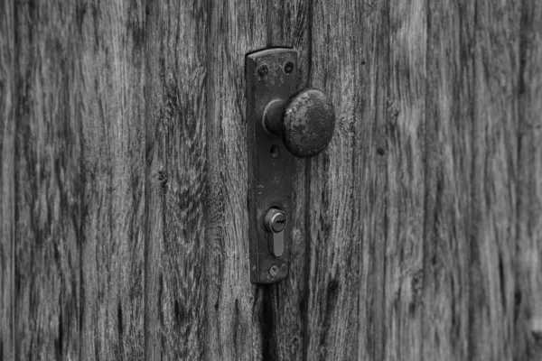 Graustufen Eines Alten Rustikalen Knopfes Einer Holztür — Stockfoto