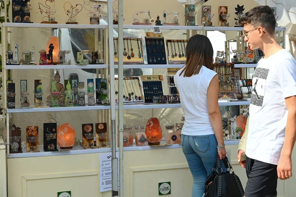 Turin Itália Setembro 2021 Pessoas Admirando Uma Vitrine Jóias Artesanais — Fotografia de Stock