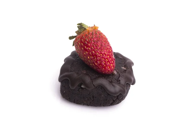 Ein Stück Kuchen Mit Einer Erdbeere Auf Weißem Hintergrund — Stockfoto
