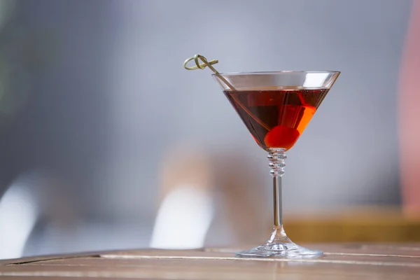 Nahaufnahme Eines Glases Roten Alkoholcocktails Mit Einer Kirsche Auf Einem — Stockfoto