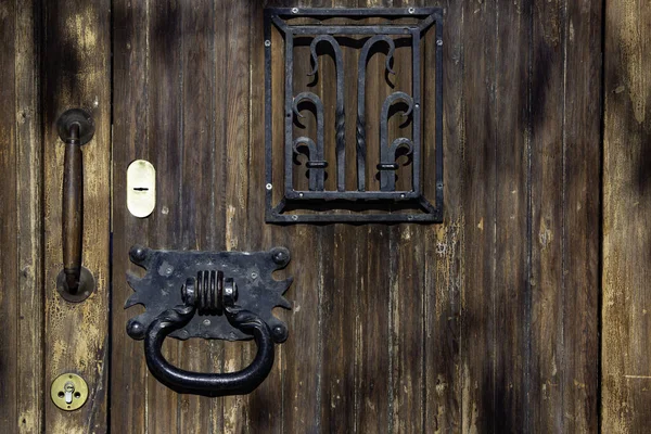 Zbliżenie Ujęcie Starych Drzwi Metalowym Stukaczem Gri — Zdjęcie stockowe