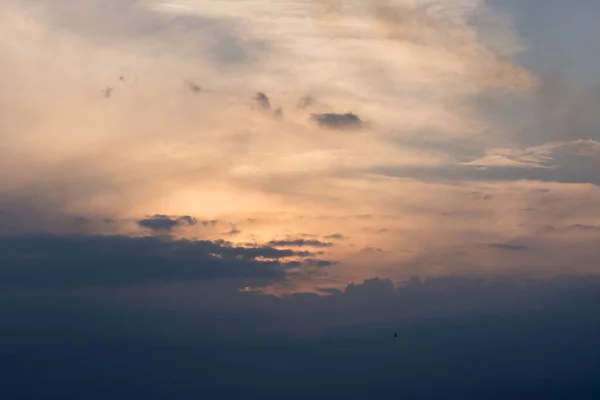 Bulutlardan Gelen Güneş Işığı — Stok fotoğraf