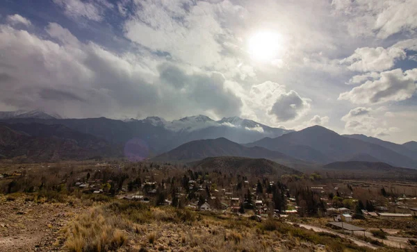 Güneşin Altında Dağlarla Çevrili Bir Köy Manzarası Bulutlu Bir Gökyüzü — Stok fotoğraf