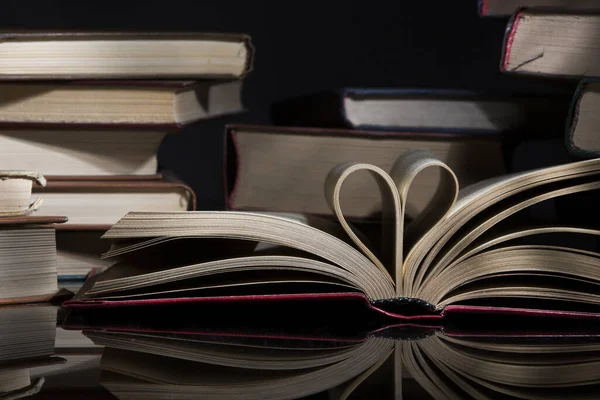 Ένα Κοντινό Πλάνο Των Σελίδων Του Βιβλίου Διπλωμένο Σχήμα Καρδιάς — Φωτογραφία Αρχείου