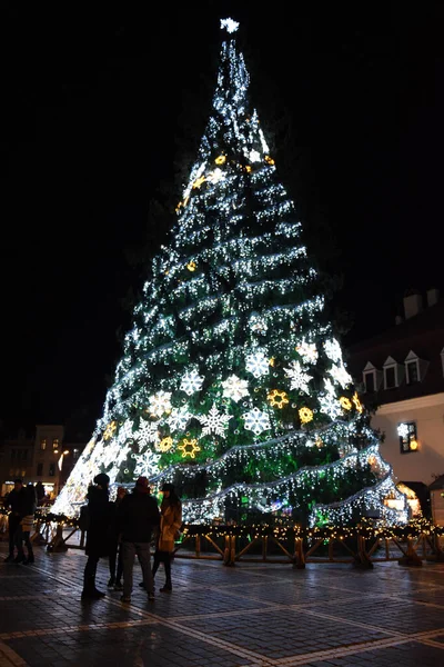 Plano Vertical Hermoso Árbol Navidad Decorado Brillante Festivo Calle Por — Foto de Stock