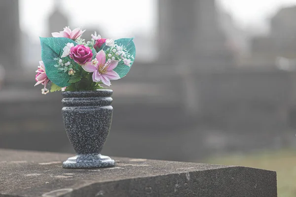 Eine Nahaufnahme Des Blumenstraußes Auf Dem Friedhof Friedhof Von Lowyat — Stockfoto
