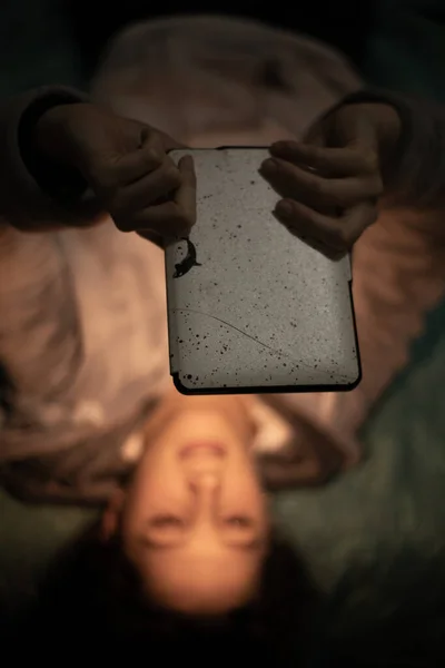 Sebuah Closeup Vertikal Seorang Wanita Muda Memegang Tablet — Stok Foto
