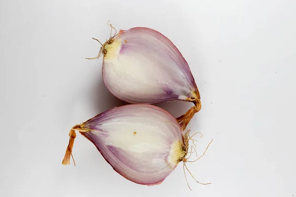 Die Geschnittene Rote Zwiebel Isoliert Auf Weißem Hintergrund — Stockfoto