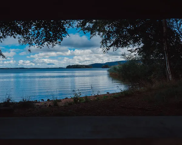 Μια Όμορφη Θέα Μιας Λίμνης Φόντο Συννεφιασμένο Ουρανό — Φωτογραφία Αρχείου