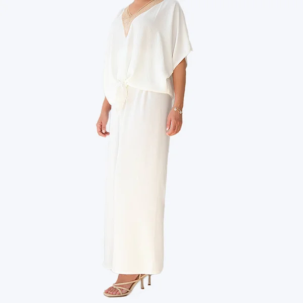 Una Femmina Posa Uno Sfondo Bianco Indossando Bellissimo Abito Sera — Foto Stock