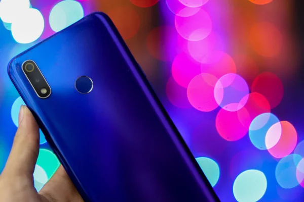 Sebuah Gambar Yang Indah Dari Smartphone Biru Ditampilkan Dengan Warna — Stok Foto