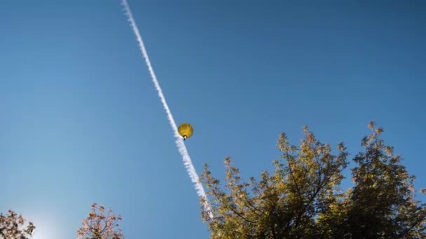 Een Uitzicht Van Een Vliegende Vlieger Een Blauwe Lucht — Stockvideo