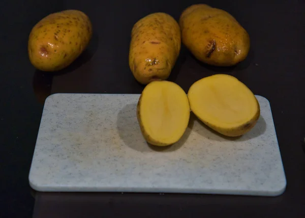 Las Patatas Frescas Rodajas Crudas Una Tabla Cortar Cocina Para —  Fotos de Stock