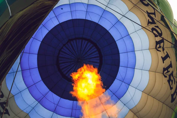 Een Heteluchtballon Voor Vlucht Overdag — Stockfoto