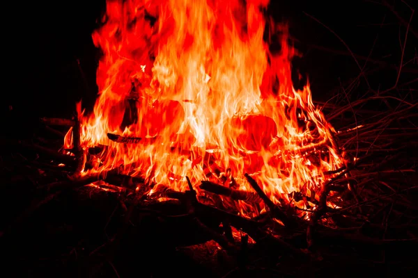 在黑暗的夜间摄影中燃烧的木柴的大火的近照 — 图库照片