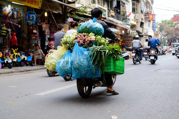 Hanoi Vietnam Február 2015 Egy Futár Szállít Zöldségeket Egy Kerékpár — Stock Fotó