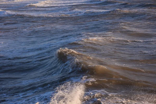 폭풍우치는 바다에서 파도가 — 스톡 사진