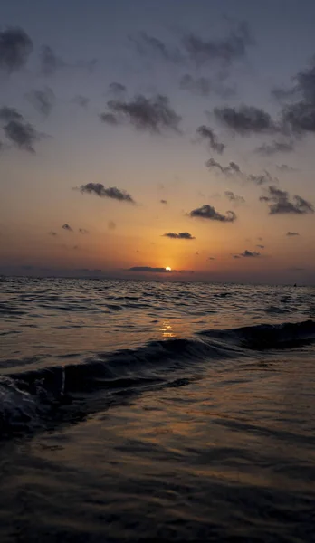 Uma Vista Panorâmica Mar Ondulado Pôr Sol — Fotografia de Stock