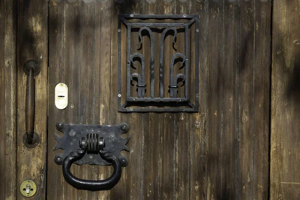 用金属扣子和烤架对一扇门拍的特写镜头 — 图库照片