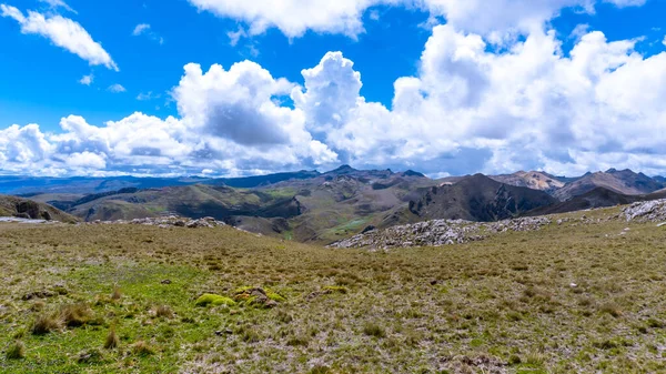 Kırsal Kesimdeki Tepelerden Nefes Kesici Bir Manzara — Stok fotoğraf
