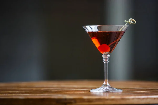 Une Mise Point Sélective Verre Cocktail Alcool Rouge Sur Une — Photo