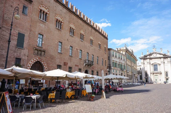 Mantova Italia Abril 2016 Gente Sentada Junto Restaurantes Una Plaza — Foto de Stock