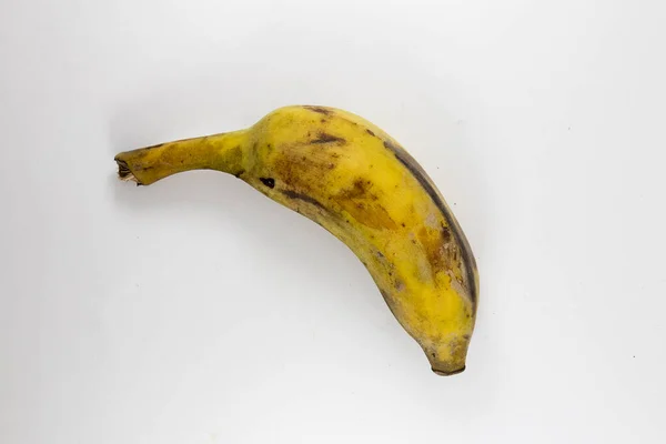노란색익은 바나나는 배경에 분리되었다 — 스톡 사진