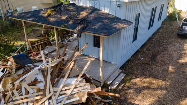 Ett Stökigt Förstört Hus Efter Naturkatastrof — Stockfoto