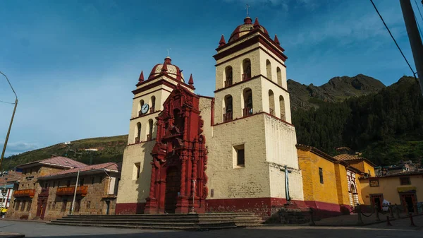 Χαμηλή Πανοραμική Θέα Ενός Καθεδρικού Ναού Στην Πόλη Huancavelica Περού — Φωτογραφία Αρχείου