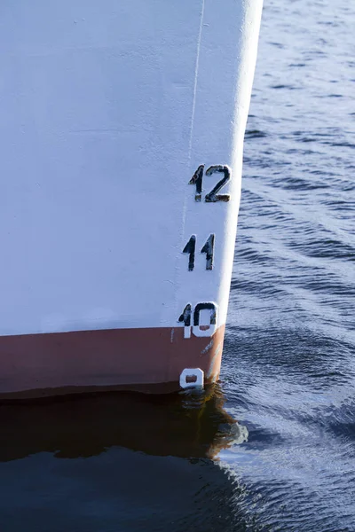 深さ計を示す船の弓の垂直ショット — ストック写真