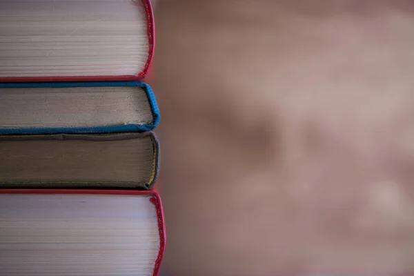 Enfoque Selectivo Libros Apilados Sobre Fondo Borroso — Foto de Stock