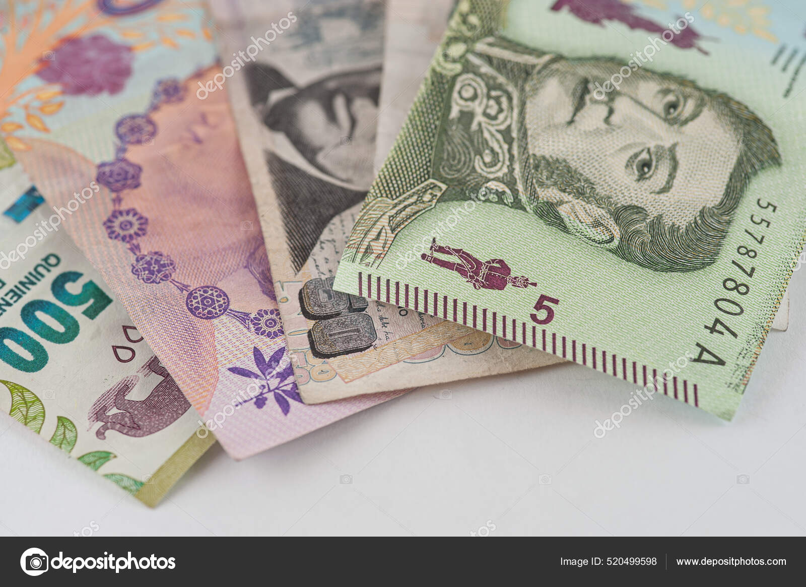 阿根廷比索在白色表面上的上图—— 库存社论照片© Wirestock #520499598