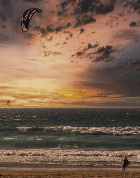 Ein Surfer Mit Einem Fallschirm Strand Bei Sonnenuntergang — Stockfoto