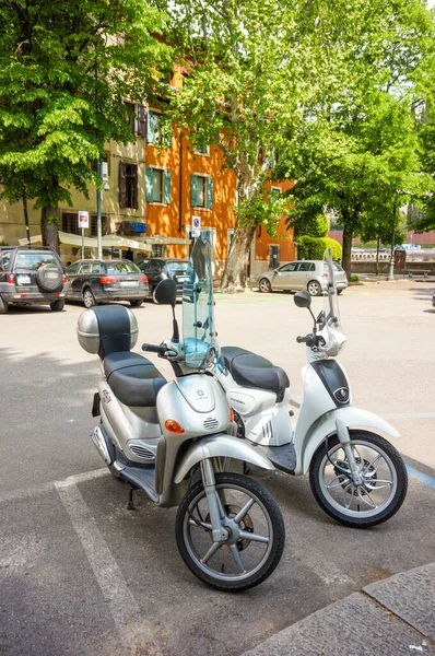 Verona Włochy Maja 2016 Zaparkowany Skuter Ulicy Centrum Miasta — Zdjęcie stockowe