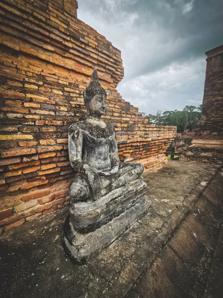 Die Buddha Statue Vor Der Halb Zerstörten Alten Backsteinmauer Vor — Stockfoto