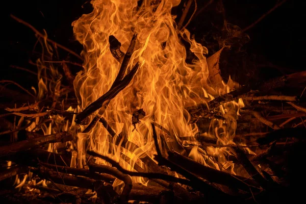 Nahaufnahme Einer Großen Feuerflamme Eines Dunkeln Brennenden Holzes Nachtaufnahme — Stockfoto