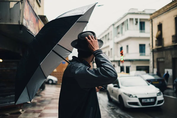 Mostaganem Argelia 2021 Hombre Sosteniendo Paraguas Esperando Que Tráfico Pase — Foto de Stock