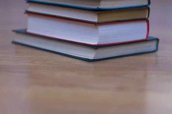Eine Nahaufnahme Von Gestapelten Büchern Auf Einer Hölzernen Oberfläche — Stockfoto
