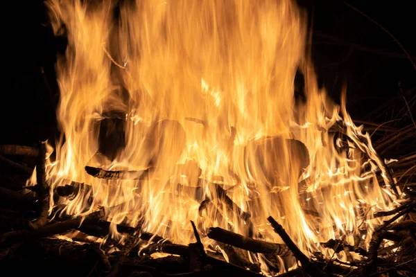 Tiro Perto Uma Grande Chama Fogo Uma Lenha Queimando Escuro — Fotografia de Stock