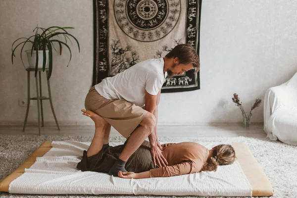 Jovem Massagista Barbudo Caucasiano Uma Mulher Fazendo Exercícios Massagem Ioga — Fotografia de Stock